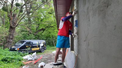 На Львівщині волонтери ремонтують будинок для літніх людей