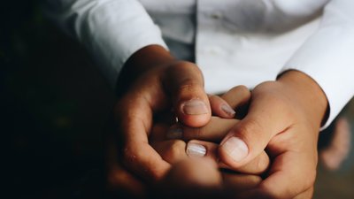 Чоловік тримає жінку за руку