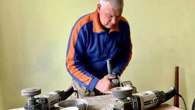 Сталева сотня: тернопільська волонтерка виготовляє прикраси з гільз