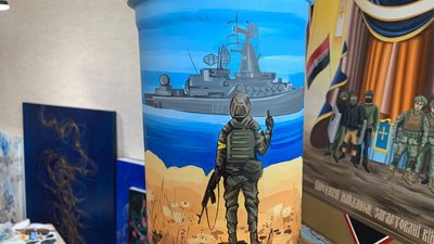 Тернопільська художниця Оксана Лехняк розмальовує ракетний комплекс Тернопільська художниця Оксана Лехняк розмальовує ракетний комплекс