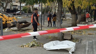 Територію поблизу місця влучання огородили стрічкою