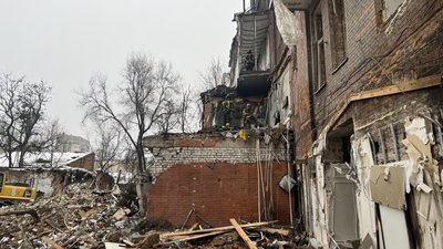 рятувальники розбирають завали на місці вибухів 2 січня 2026 року у Харкові