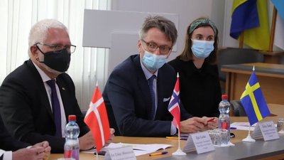 Посли Швеції, Данії, Норвегії в Україні відвідали адмінмежу Херсонщини з окупованим Кримом