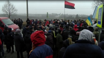 На Волині селяни перекрили дорогу На Волині селяни перекрили дорогу