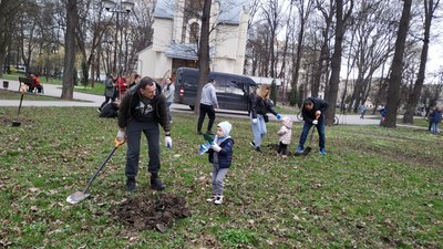 Франківці вийшли на толоку. Прибирають парки, сквери, річки та висаджують дерева