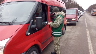 15 легкових та 130 вантажних автомобілів стоять у черзі на КПП "Ужгород"