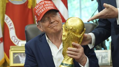 Дональд Трамп тримає трофей чемпіонату світу-2026 з футболу