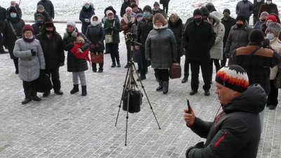 Херсонці вчетверте за тиждень мітингували проти підвищення тарифів Херсонці вчетверте за тиждень мітингували проти підвищення тарифів