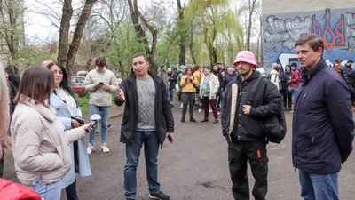 Лідер "Kalush Orchestra" допомагав прикарпатським волонтерам роздавати допомогу переселенцям Лідер "Kalush Orchestra" допомагав прикарпатським волонтерам роздавати допомогу переселенцям