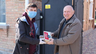 Десять тисяч аптечок за три тижні роздали волонтери людям похилого віку у Кропивницькому Десять тисяч аптечок за три тижні роздали волонтери людям похилого віку у Кропивницькому