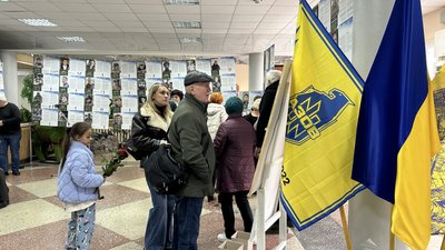У Кременчуці відкрилася виставка "Полк "Азов" - Янголи Маріуполя" У Кременчуці відкрилася виставка "Полк "Азов" - Янголи Маріуполя"