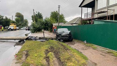 ДТП у середмісті Черкас: водія, який в'їхав в електроопору, ушпиталили ДТП у середмісті Черкас: водія, який в'їхав в електроопору, ушпиталили