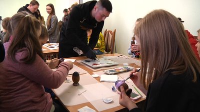 У Житомирі провели майстер-клас для дітей з розмальовування шоколадних яєць У Житомирі провели майстер-клас для дітей з розмальовування шоколадних яєць