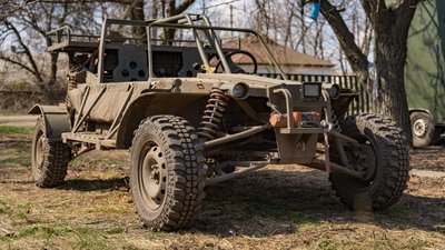 "Є хвилина-дві, аби вивезти поранених": водій 128 бригади ТрО Дніпра про евакуацію на баггі "Є хвилина-дві, аби вивезти поранених": водій 128 бригади ТрО Дніпра про евакуацію на баггі