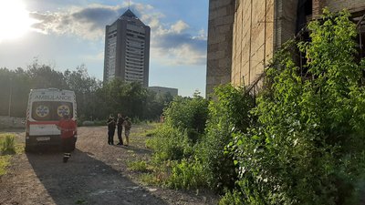 У Києві рятувальники допомогли дитині, яка травмувалася на закинутому будівництві