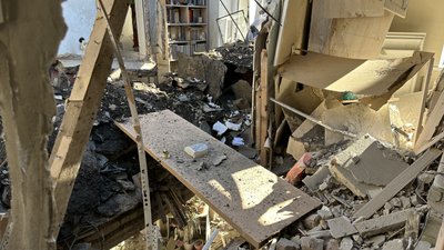 "Ракета влучила у п'ятий поверх — перекриття впало у квартиру. Ми дивом залишились живі". Херсонці про удар армії РФ