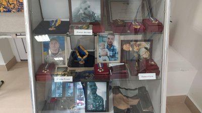 Нагороди бійців полку "Азов", представлені на виставці, 5 жовтня 2023. Фото: Суспільне Хмельницький Нагороди бійців полку "Азов", представлені на виставці, 5 жовтня 2023. Фото: Суспільне Хмельницький