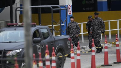 Поліцейські біля автобусного термінала