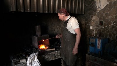 Брати-переселенці на Рівненщині кують вироби для тероборони і ЗСУ Брати-переселенці на Рівненщині кують вироби для тероборони і ЗСУ
