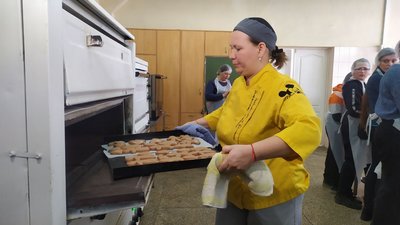 "Солодка терапія": у Черкасах переселенців навчали пекти печиво "Солодка терапія": у Черкасах переселенців навчали пекти печиво