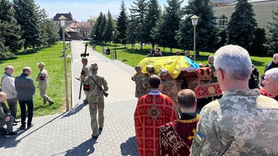 В Ужгороді попрощалися з воїном ЗСУ Андрієм Заяцем В Ужгороді попрощалися з воїном ЗСУ Андрієм Заяцем