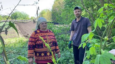 Жителька села Перше Травня на Чернігівщині, яке пропонують перейменувати на Міхновське, зі своїм сином Жителька села Перше Травня на Чернігівщині, яке пропонують перейменувати на Міхновське, зі своїм сином