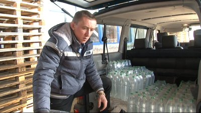 Черкаський волонтер готує передачу на Схід України