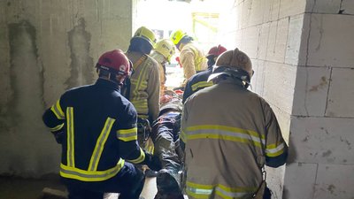У Рівному на будівництві чоловік впав у ліфтову шахту. Поліція з'ясовує обставини У Рівному на будівництві чоловік впав у ліфтову шахту. Поліція з'ясовує обставини