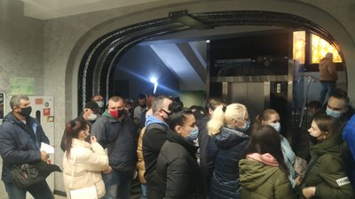 Черги із сотень людей. Репортаж з центру вакцинації в Івано-Франківську