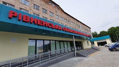 Уламок після обстрілу майже дістав серця: як пацієнт публічно подякував рівненським лікарям за життя