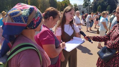Під час акції збирали підписи під резолюцією. Фото: Суспільне Поділля Під час акції збирали підписи під резолюцією. Фото: Суспільне Поділля