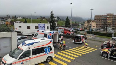 У Швейцарії новорічна конструкція впала на людей, шестеро постраждалих У Швейцарії новорічна конструкція впала на людей, шестеро постраждалих