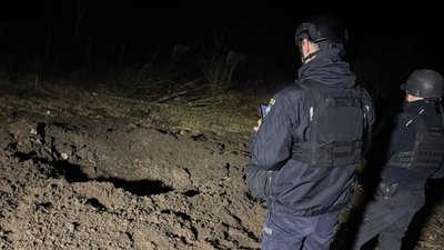 Поліцейські на місці влучання у Новобаварському районі Харкова