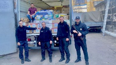 Прикарпатські поліцейські доправили на Київщину гуманітарну допомогу Прикарпатські поліцейські доправили на Київщину гуманітарну допомогу