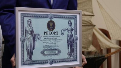 Миколаївський студент Артур Коваленко з грамотою за встановлення національного рекорду, як наймолодший українець, який навчається одночасно в п'яти університетах Миколаївський студент Артур Коваленко з грамотою за встановлення національного рекорду, як наймолодший українець, який навчається одночасно в п'яти університетах