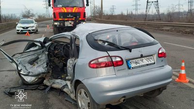 У Кривому Розі зіткнулись легковик та вантажівка: травмовані двоє людей