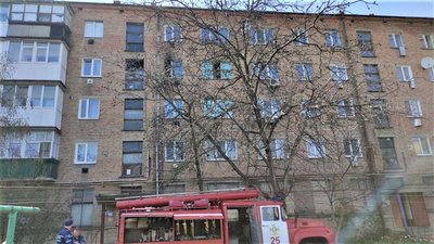 Пожежні врятували двох жителів Новомиргорода. Їх квартира горіла