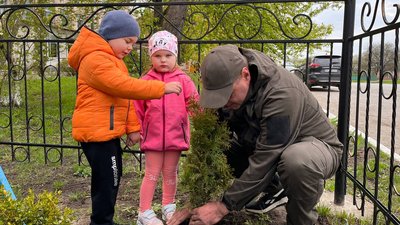 На Тернопільщині дошкільнята висадили іменні декоративні кущі На Тернопільщині дошкільнята висадили іменні декоративні кущі
