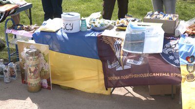 "Ми не маємо права кидати хлопців": у Запоріжжі відбувся благодійний ярмарок на підтримку Сил оборони "Ми не маємо права кидати хлопців": у Запоріжжі відбувся благодійний ярмарок на підтримку Сил оборони