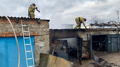 У Кременці згорів гараж і автомобіль У Кременці згорів гараж і автомобіль