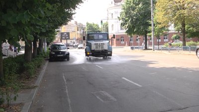 У Житомирі через спеку поливають дороги водою – щодня використовують 30 тисяч літрів води