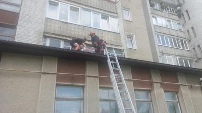 Випав з вікна. Прикарпатські рятувальники зняли з даху чоловіка