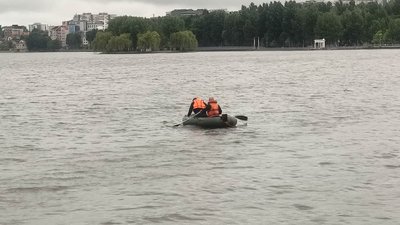 На Тернопільському ставі рятувальники шукають зниклого рибалку На Тернопільському ставі рятувальники шукають зниклого рибалку