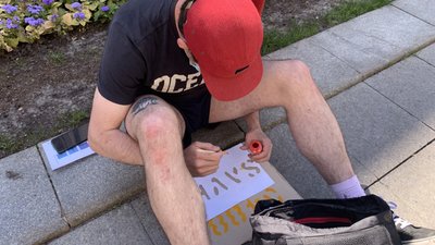 "Дави, щоб не тиснули на тебе": під ОПУ мітингують представники ЛГБТ "Дави, щоб не тиснули на тебе": під ОПУ мітингують представники ЛГБТ