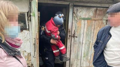 На Житомирщині жінка проживала з 6-річним сином у хліві На Житомирщині жінка проживала з 6-річним сином у хліві