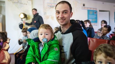У Дніпрі влаштували театральну виставу для дітей-переселенців У Дніпрі влаштували театральну виставу для дітей-переселенців