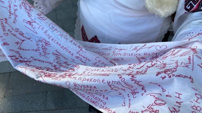 Харків'янка зібрала та вишила понад сотню підписів політичних і громадських діячів Харків'янка зібрала та вишила понад сотню підписів політичних і громадських діячів