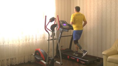 Олександр Дарморос для бігу використовує спеціальний протез, який йому подарувала українська діаспора у США. Олександр Дарморос для бігу використовує спеціальний протез, який йому подарувала українська діаспора у США.