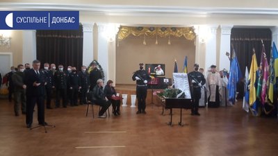 У Сєвєродонецьку прощаються із загиблим командиром батальйону "Луганськ-1" У Сєвєродонецьку прощаються із загиблим командиром батальйону "Луганськ-1"