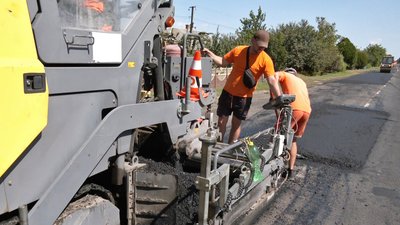Ремонт дороги на Волині, люди ремонтують дорогу